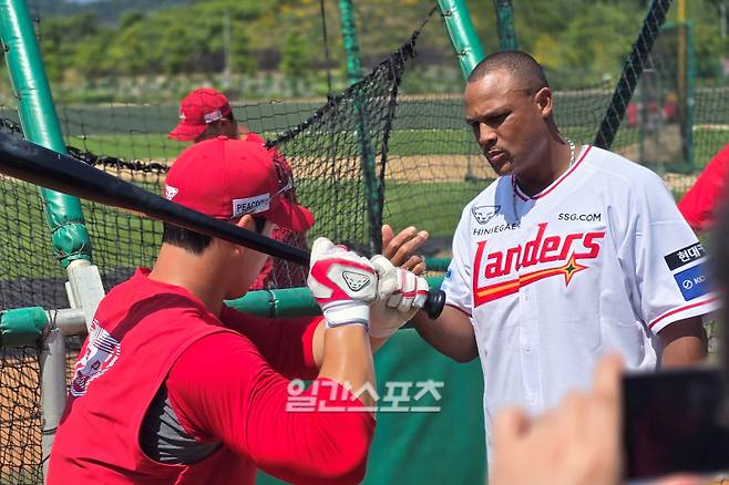 11일 강화 SSG 퓨처스필드에서 강연회를 가진 아드리안 벨트레. 강화=윤승재 기자