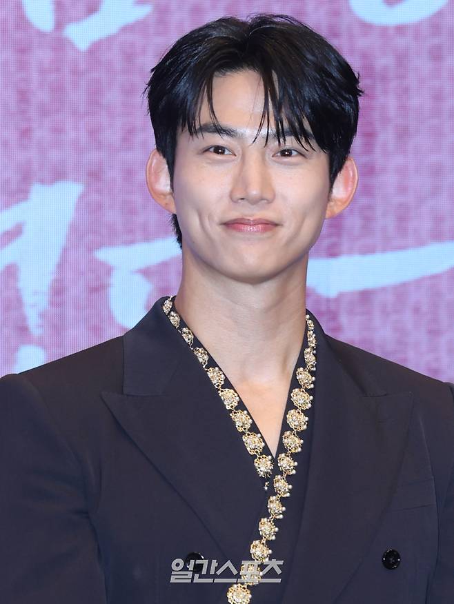 배우 옥택연이 11일 오후 서울 구로구 더세인트에서 열린 KBS2 수목드라마 '남주의 첫날밤을 가져버렸다' 제작발표회에 참석해 포토타임을 갖고 있다. '남주의 첫날밤을 가져버렸다'는 평범한 여대생의 영혼이 깃든 로맨스 소설 속 병풍 단역이 소설 최강 집착 남주와 하룻밤을 보내며 펼쳐지는 '노브레이크' 경로 이탈 로맨스 판타지. 11일 밤 9시 50분 첫 방송. 서병수 기자 qudtn@edaily.co.kr /2025.06.11/