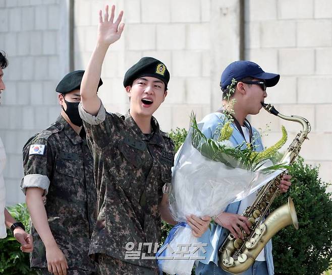 그룹 방탄소년단 멤버 진(김석진)이 12일 오전 군복무를 마치고 만기 전역했다. 경기도 연천군 5사단 신병교육대에서 전역을 한 진이 부대 정문을 나와 마중나온 RM 등 멤버들과 이동하며 취재진을 향해 손을 흔들고 있다. 연천=김민규 기자 mgkim1@edaily.co.kr /2024.06.12/