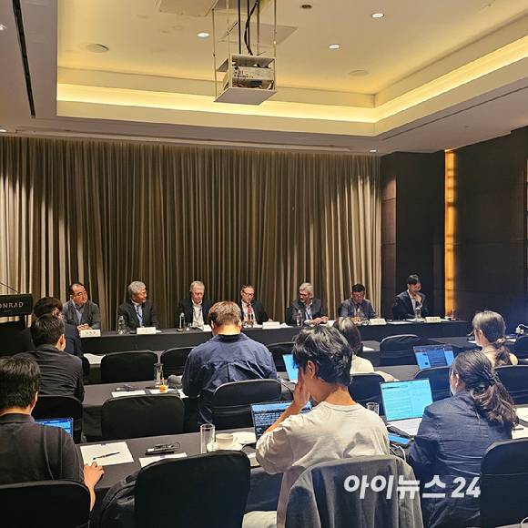 서울 여의도 소재 콘래드호텔에서 개최 중인 '셈텍 아시아(Cemtech Asia) 2025'의 10일 특별 프로그램에서는 국내외 전문가가 참여하는 토론회가 열렸다. [사진=이효정 기자 ]