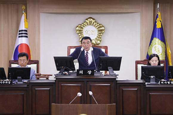 김규찬 경남 의령군의장이 지난 10일 열린 '제293회 의령군의회 제1차 정례회'에서 개회사를 하고 있다. [사진=경남 의령군]