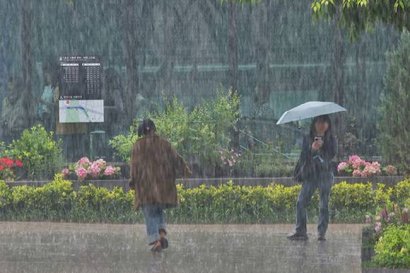 장마철이 시작되고 있다. 서울 광장에서 시민들이 비를 피해 발걸음을 재촉하고 있다. [사진=연합뉴스]