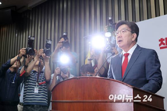 원내대표직 사퇴를 선언한 국민의힘 권성동 원내대표가 9일 서울 여의도 국회에서 열린 의원총회에서 발언하고 있다. [사진=연합뉴스]