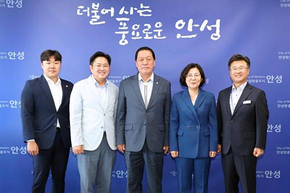 최승혁 의원(왼쪽부터), 최호섭 의원, 안정열 의장, 김보라 시장, 남상은 부시장 [사진=안성시]