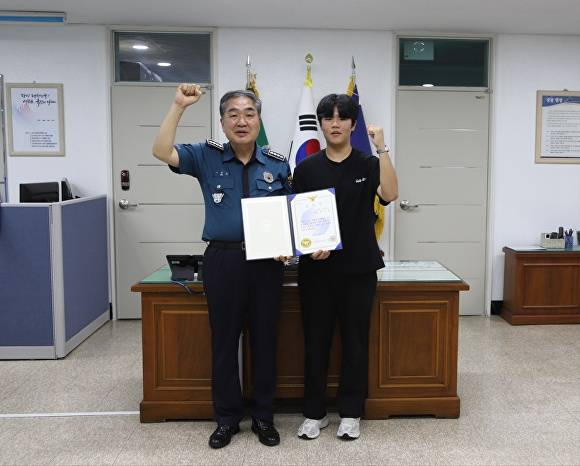 이병학 부산 연제경찰서장과 절도 미수범 검거에 도움을 준 최 군이 기념 촬영을 하고 있다. [사진=부산 연제경찰서]