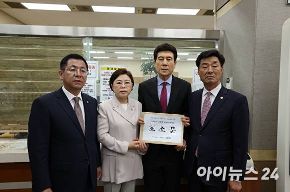 11일 이강덕 포항시장을 비롯해 김일만 포항시의회 의장, 김정재·이상휘 국회의원이 서울 서초동 대법원을 방문해 지난달 대구고등법원의 항소심 판결에 대한 유감을 표명하고, 포항 시민들의 간절한 염원을 담은 호소문을 제출하고 있다. [사진=포항시청]