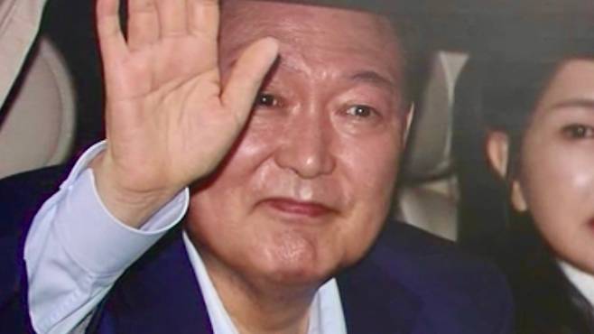 윤석열 前 대통령이 관저를 떠나며 지지자들에게 인사를 하는 모습