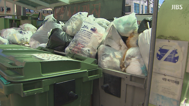 수거가 이뤄지지 못해 쓰레기가 쌓여 있는 클린하우스