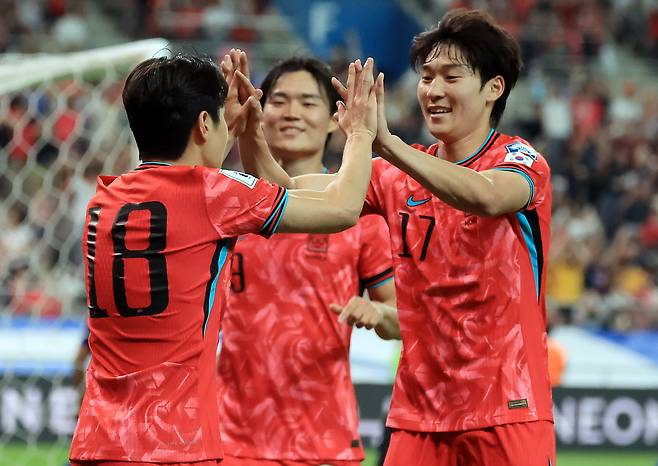 한국축구대표팀 이강인(왼쪽)과 배준호(오른쪽)가 득점을 합작한 뒤 하이파이브하고 있다. 가운데는 오현규, [뉴스1]