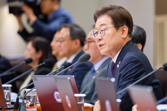 이재명 대통령이 10일 서울 용산구 대통령실 청사에서 열린 국무회의에서 모두발언을 하고 있다. 뉴스1