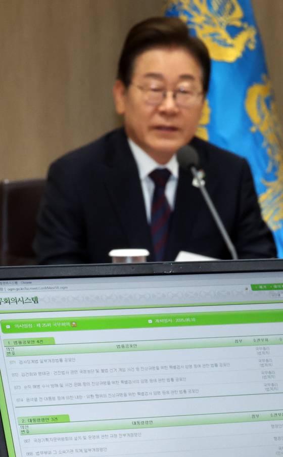 이재명 대통령이 10일 서울 용산 대통령실에서 국무회의를 하고 있다.   화면에 '3대 특검법안(내란특검법·김건희특검법·채상병특검법)' 등 국무회의 안건이 나오고 있다. 연합뉴스