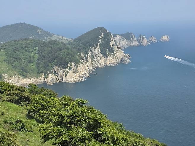 연하도인 토굴 근처에서 본 용머리. 용이 바다를 자맥질하는 듯한 장관이 펼쳐진다. 통영 8경 중 하나다.