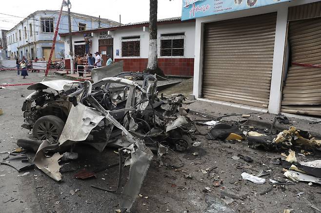 콜롬비아 사람들이 10일(현지시간) 콜롬비아 코린토에서 발생한 차량 폭탄의 잔해를 살펴보고 있다. EPA=연합뉴스