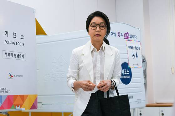 윤석열 전 대통령 부인 김건희 여사가 제21대 대통령선거 투표일인 지난 3일 오전 서울 서초구 서초동 원명초등학교에 마련된 서초4동투표소에서 투표하고 있다. 장진영 기자