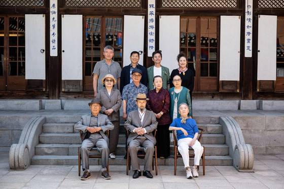 판소리 국가무형유산 지정 60주년을 맞아 합동공개행사 ‘득음지설’ 공연을 앞두고 11일 서울 퇴계로 한국의집에 모인 판소리·고법 보유자 11인. 맨 윗줄 왼쪽부터 박시양, 정회석, 윤진철. 가운뎃줄 이난초, 김영자, 김청만, 김수연, 정순임. 아랫줄 김일구, 송순섭, 안숙선. 보유자 총 12인 가운데 신영희(83)는 건강 문제로 사진촬영엔 불참했지만 합동공연엔 함께 한다. 사진 국가유산진흥원