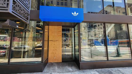 현지시간 10일(현지시간) 미국 캘리포니아 로스앤젤레스(LA)의 보석거리인 6번가에 있는 아디다스 매장. 전날 밤 벌어진 약탈로 상점의 출입문은 뜯겨 있었고, 상점 내부에 있던 물건들은 대부분 도난됐다. 로스앤젤레스=강태화 특파원