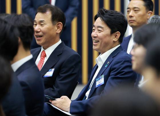 강훈식 대통령 비서실장(오른쪽)과 정은보 한국거래소 이사장이 11일 서울 영등포구 한국거래소에서 이재명 대통령 주재로 열린 주식시장 불공정거래 근절을 위한 현장 간담회에 참석해 이 대통령의 발언을 듣고 있다. 대통령실통신사진기자단