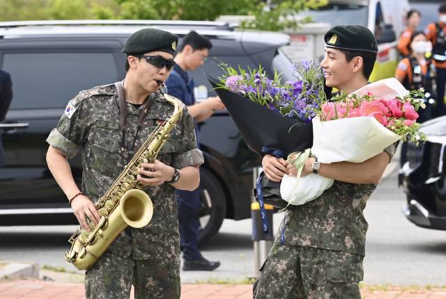 ▲ 세계적인 아이돌그룹  BTS 멤버 뷔(오른쪽)와 RM의 전역일인 10일 춘천시 신북읍 체육공원에서 뷔와 RM이 만화 ‘명탐정 코난’의 주제곡을 연주하며 등장했다. 방도겸 기자