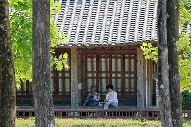 ▲ 9일 강원 강릉시 초당동의 한 한옥 툇마루에서 시민들이 휴식을 취하고 있다. 연합뉴스
