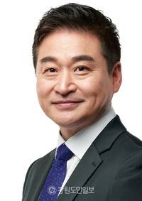 ▲ 비례대표 의석 승계를 통해 국회에 입성한 원주 출신 최혁진 국회의원.