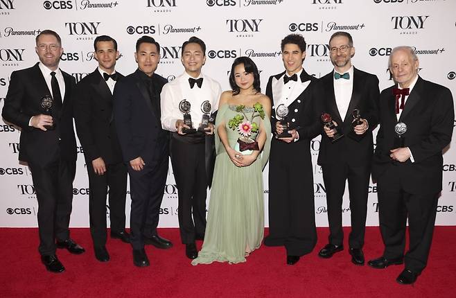 한국 창작뮤지컬 '어쩌면 해피앤딩'이 지난 8일 열린 78회 토니상 시상시에서 작품상 등 6관왕을 차지했다. 박천휴 작가(왼쪽에서 네번째)와 윌 애런슨 작곡가(왼쪽에서 일곱번째). EPA연합뉴스