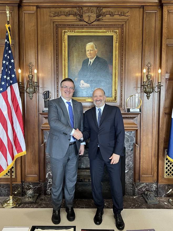 에브라르드 멕시코 장관이 지난 6일 엑스(X) 계정(@m_ebrard)에 러트닉 미국 상무장관과 악수하는 모습을 게시한 사진. /X