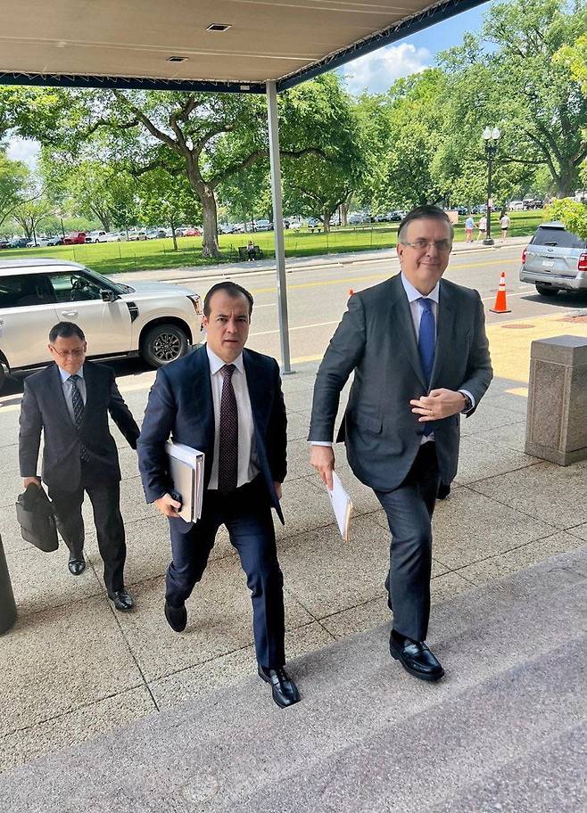 에브라르드 멕시코 장관이 지난 6일 엑스(X) 계정(@m_ebrard)에 "미국 상무부에 도착했다"는 글과 함께 올린 사진. /X