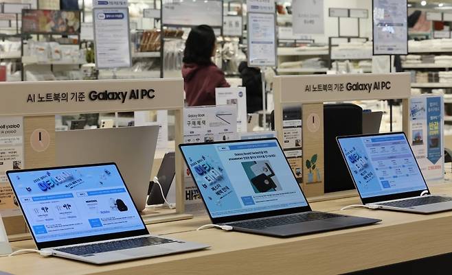 서울 한 마트에 노트북과 태블릿 등 제품들이 진열되어 있다. 사진=이솔 기자