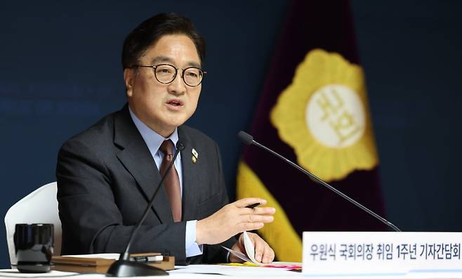 우원식 국회의장이 11일 국회 사랑재에서 열린 취임 1주년 기자간담회에서 취재진의 질문에 답변하고 있다. 국회사진기자단