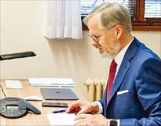 페트르 피알라 체코 총리가 11일 이재명 대통령과 통화하는 모습.  /피알라 ﻿총리 X(옛 트위터) 캡처