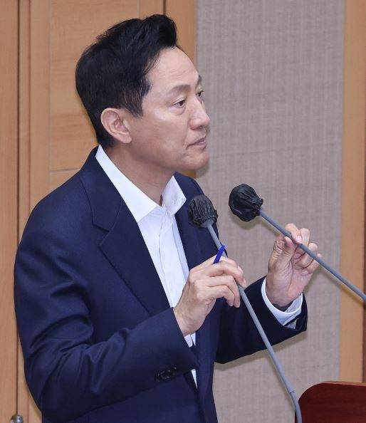 11일 열린 시정질문에 답변하는 오세훈 시장.