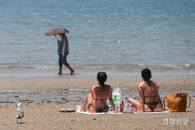 전국적으로 자외선 지수가 ‘매우 높음’을 보인 11일 인천 중구 을왕리 해수욕장에서 외국인 관광객들이 일광욕을 즐기고 있다. 인천|성동훈 기자