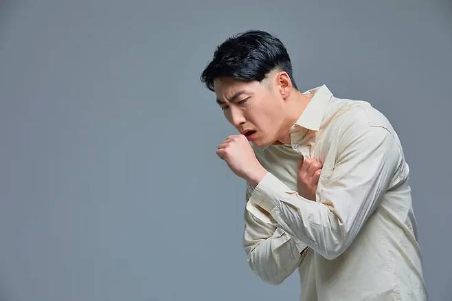 감기와 코로나19는 모두 바이러스성 호흡기 질환으로 기침·인후통·가래 등 초기 증상이 유사해 면역력 관리를 통해 전반적인 호흡기 건강 유지가 중요하다. 게티이미지