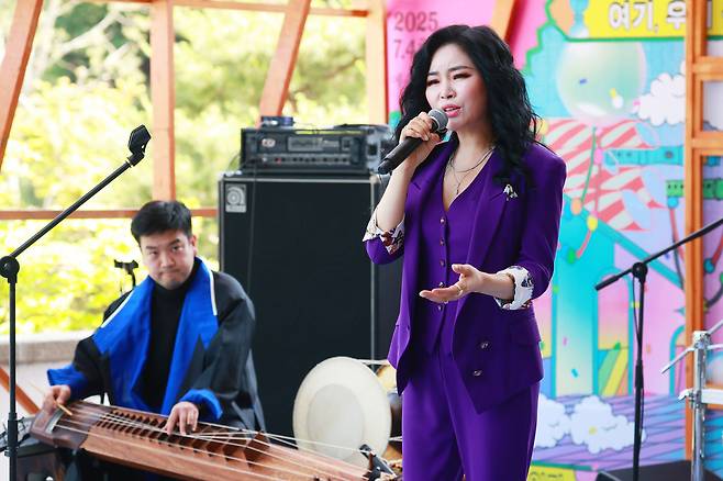 재즈 보컬리스트 웅산(오른쪽)과 거문고 연주자 이재하가 11일 서울 중구 국립극장 해오름극장에서 열린 ‘여우락 페스티벌’ 쇼케이스 및 기자간담회에서 공연을 선보이고 있다. 연합뉴스