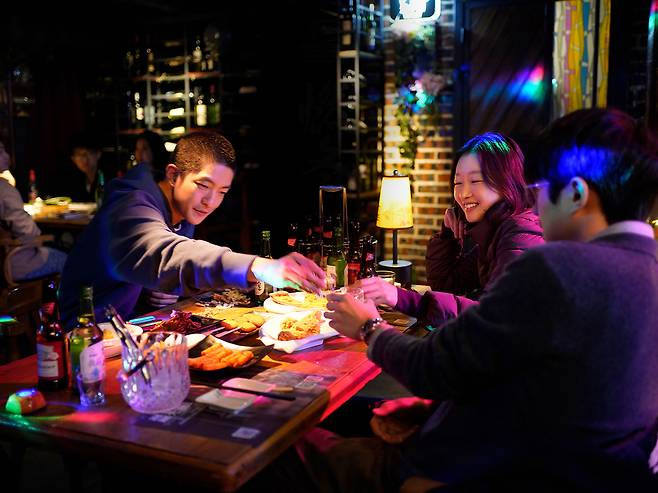 영화 <브레이킹 아이스> 한 장면. 찬란 제공