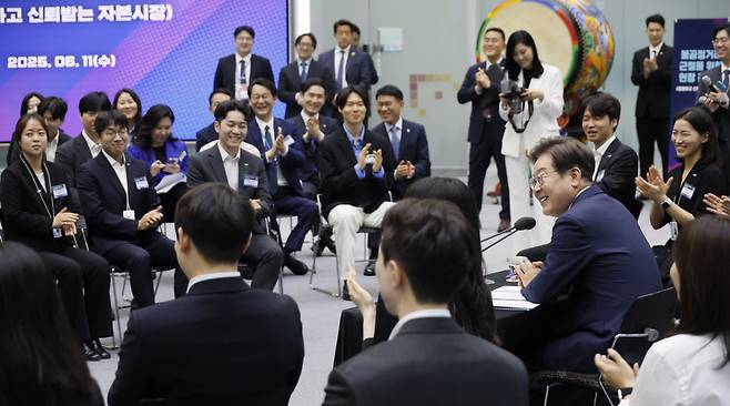이 대통령 첫 ‘현장 행보’ 이재명 대통령이 11일 서울 영등포구 한국거래소 통합관제센터에서 열린 주식시장 불공정거래 근절을 위한 현장 간담회에 참석해 발언하고 있다. 대통령실사진기자단