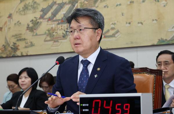 오석환 교육부 차관이 11일 서울 여의도 국회에서 열린 교육위원회 전체회의에서 질의에 답하고 있다. 연합뉴스