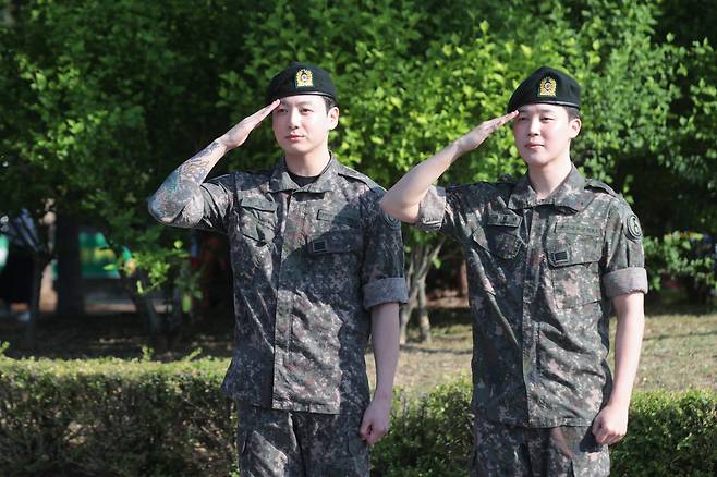 Jimin (right) and Jungkook of BTS salute after being discharged from the army at Yeoncheon Public Stadium in Yeoncheon, Gyeonggi Province, Wednesday. (Yonhap)