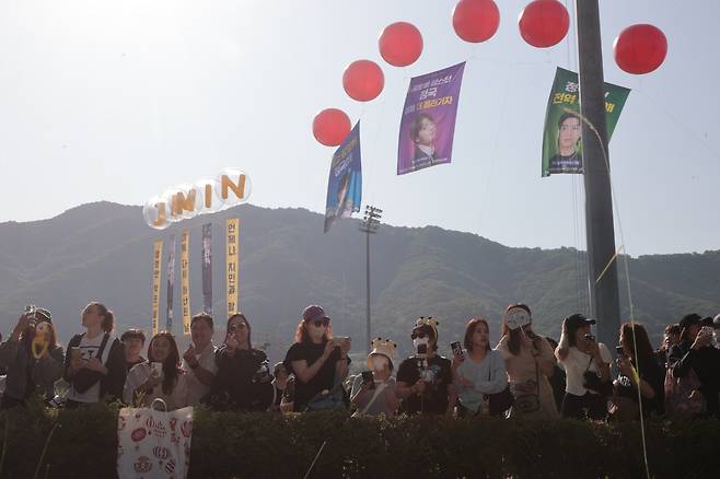 Army, or BTS fans, smile as they wait for Jimin and Jungkook to be discharged from the military at Yeoncheon Public Stadium in Yeoncheon, Gyeonggi Province, Wednesday. (Yonhap)
