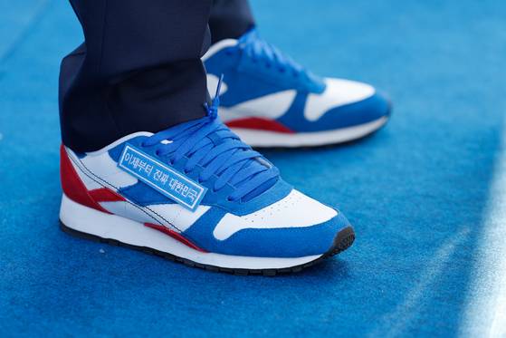 President Lee Jae-myung wears sneakers featuring his campaign's slogan during a rally in Hwaseong, Gyeonggi, on May 12. [JOINT PRESS CORPS]