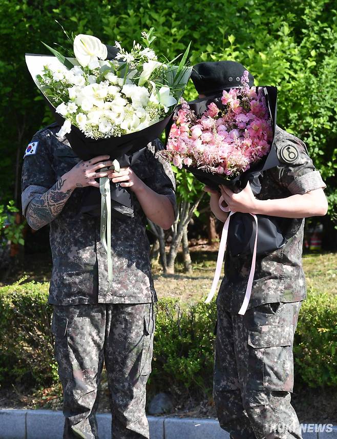 "조금 쑥스러워요"팬들의 환호에 두 월드스타는 부끄러운 듯 잠시 꽃으로 얼굴을 가리고 있다.
