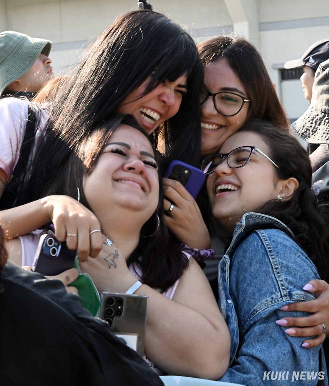 "숨이 넘어갈 것 같아요"11일 오전 기다리던 두 스타가 차에서 내리자 외국인 아미들이 감격에 겨워하고있다.