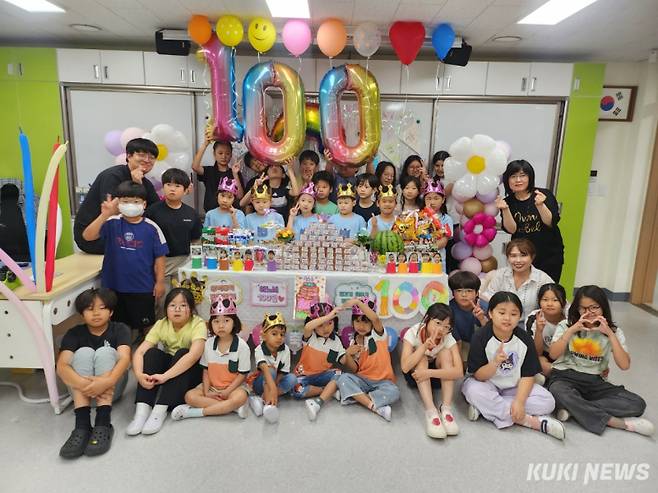 11일 열린 경기 화성시 팔탄초등학교대방분교의 1학년 '입학 100일' 기념행사. 학생, 학부모, 선생님들이 모여 환한 표정으로 기념사진을 찍었다.&nbsp;&nbsp;