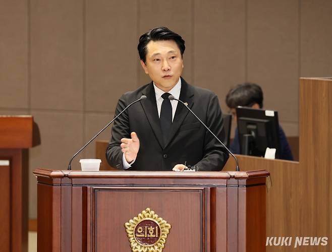 충남도의회 안종혁 의원이 11일 열린 제359회 정례회 제2차 본회의 도정 및 교육행정 질문을 통해 미래 교육을 위한 관심을 강조하고 있다.