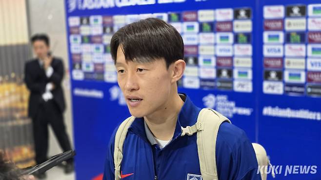 이재성이 10일 오후 8시 서울월드컵경기장에서 열린 쿠웨이트와 ‘국제축구연맹(FIFA) 북중미 월드컵 아시아 3차 예선’ 조별리그 B조 최종전을 마친 뒤 믹스트존에서 취재진과 만나 인터뷰하고 있다. 김영건 기자