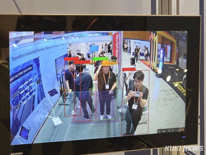 VIVITY AI의 실시간 산업안전 AI는 안전모 등 보호장구를 착용하지 않을 시 빨간색으로 표현하고 있다. 정우진 기자