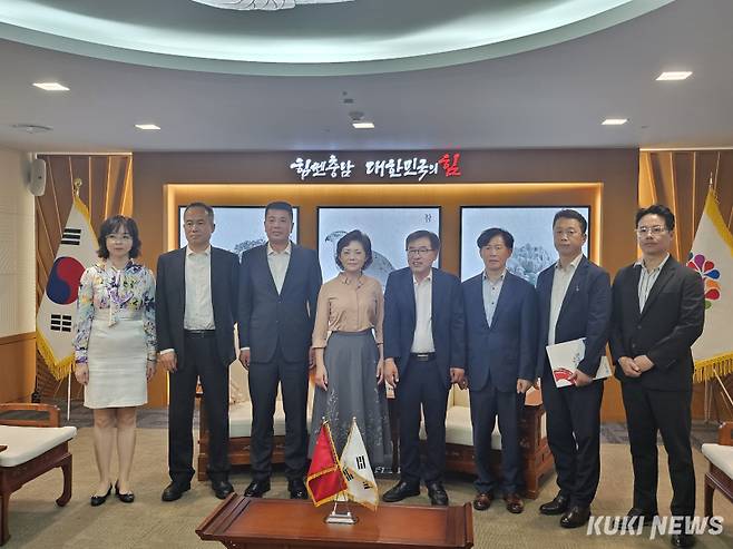 전형식 충남도 정무부지사는 11일 도청 외부접견실에서 양안디 중국 지린성 부성장을 비롯한 대표단을 만나 양 지역 간 교류 확대 방안 등을 논의했다.