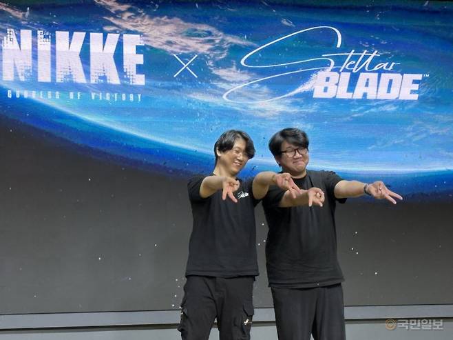 김형태 시프트업 대표(왼쪽)와 유형석 승리의 여신: 니케 디렉터는 20일 서울 강남구에 있는 보코서울강남 볼룸에서 자사의 대표작인 니케와 스텔라 블레이드의 컬래버레이션 미디어 인터뷰를 열고 질의응답 시간을 가졌다.