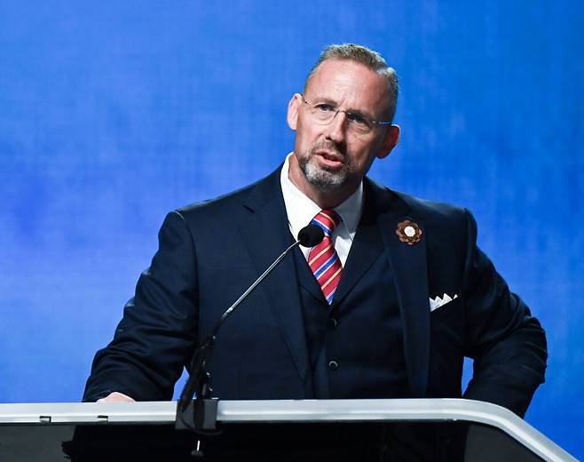 클린트 프레슬리 SBC 회장이 10일(현지시간) 미국 텍사스주 댈러스에서 열린 2025년 SBC 연례총회에서 오전 회의를 주재하고 있다. SBC 제공