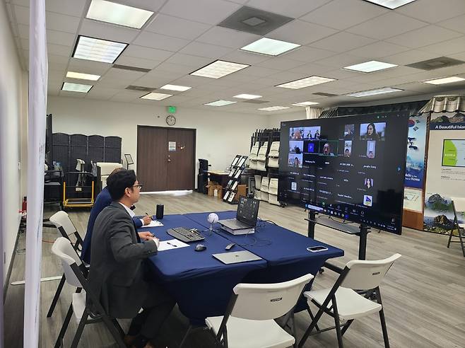 미국 캘리포니아주 로스앤젤레스 코리아타운 한인회 사무실에서 10일(현지시간) 한인 관련 단체 등이 참여해 이민 단속 강화 대응 화상 회의를 하고 있다.